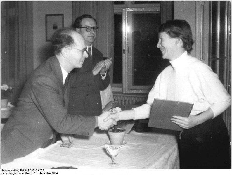 Պատկեր:Bundesarchiv Bild 183-28019-0002, Berlin, Auszeichnung Lilo Hardel durch Alexander Abusch.jpg